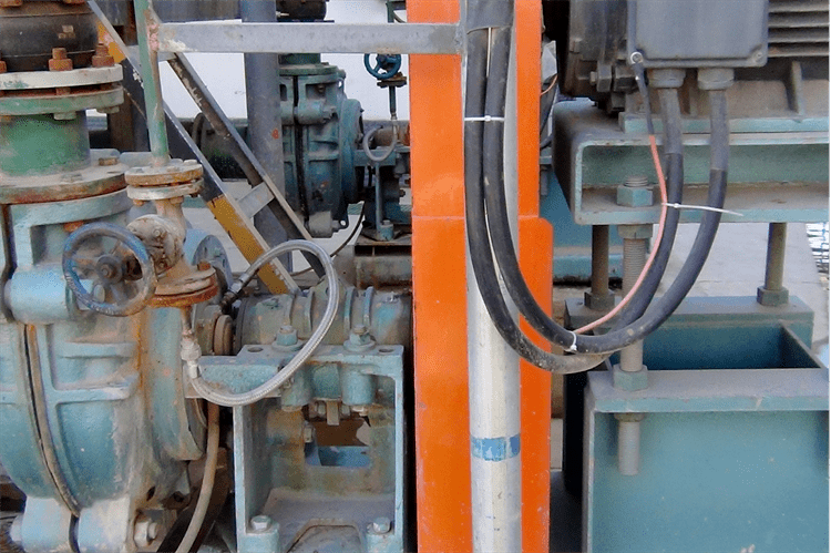 拜訪(fǎng)客戶(hù)查看設(shè)備運(yùn)轉(zhuǎn)